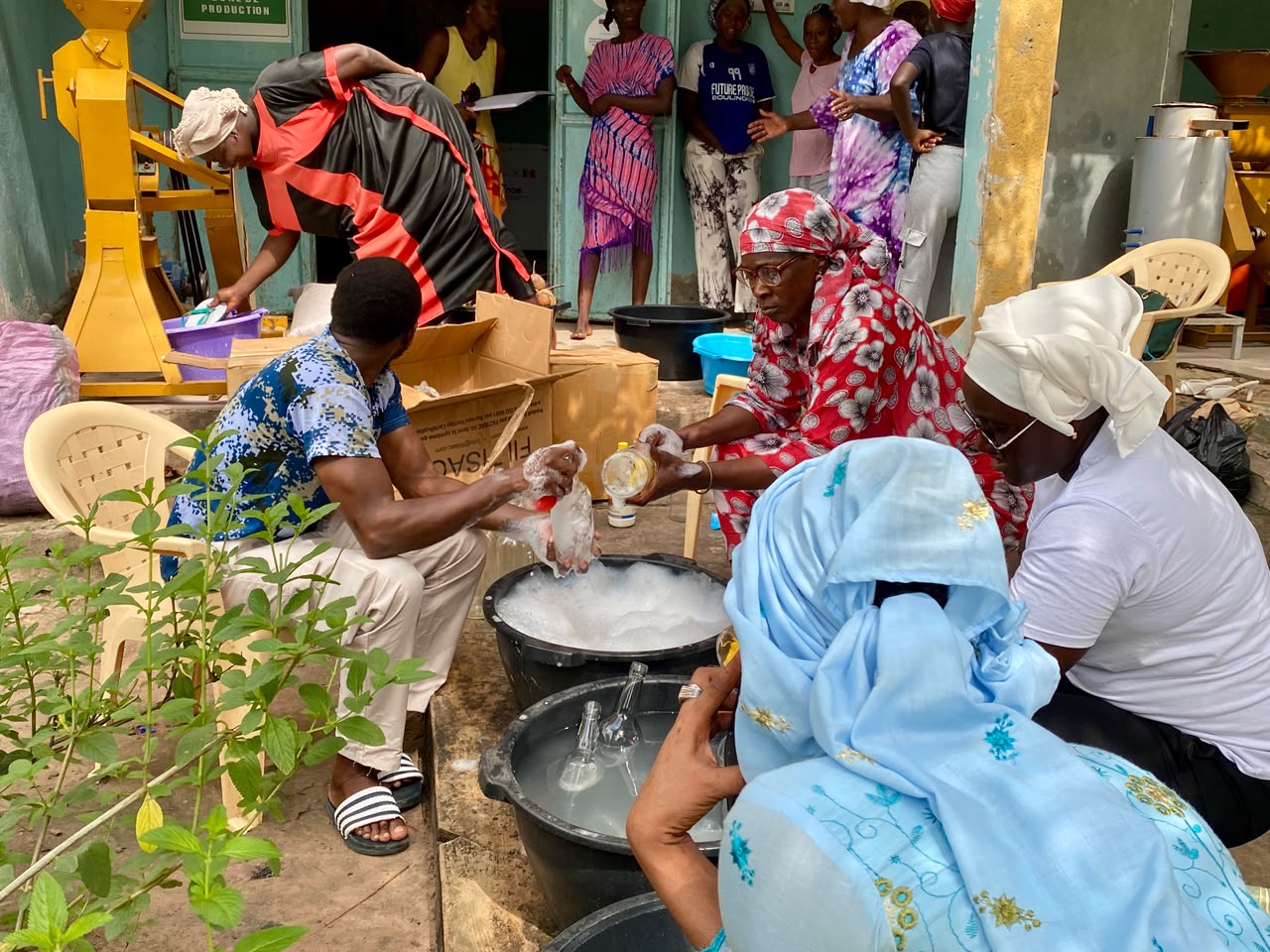 You are currently viewing Formation pratique sur la transformation du madd à ZiguinchorLes membres des GIE du réseau de Ziguinchor renforcent leurs compétences à travers une formation pratique dédiée à la transformation et à la valorisation du madd.